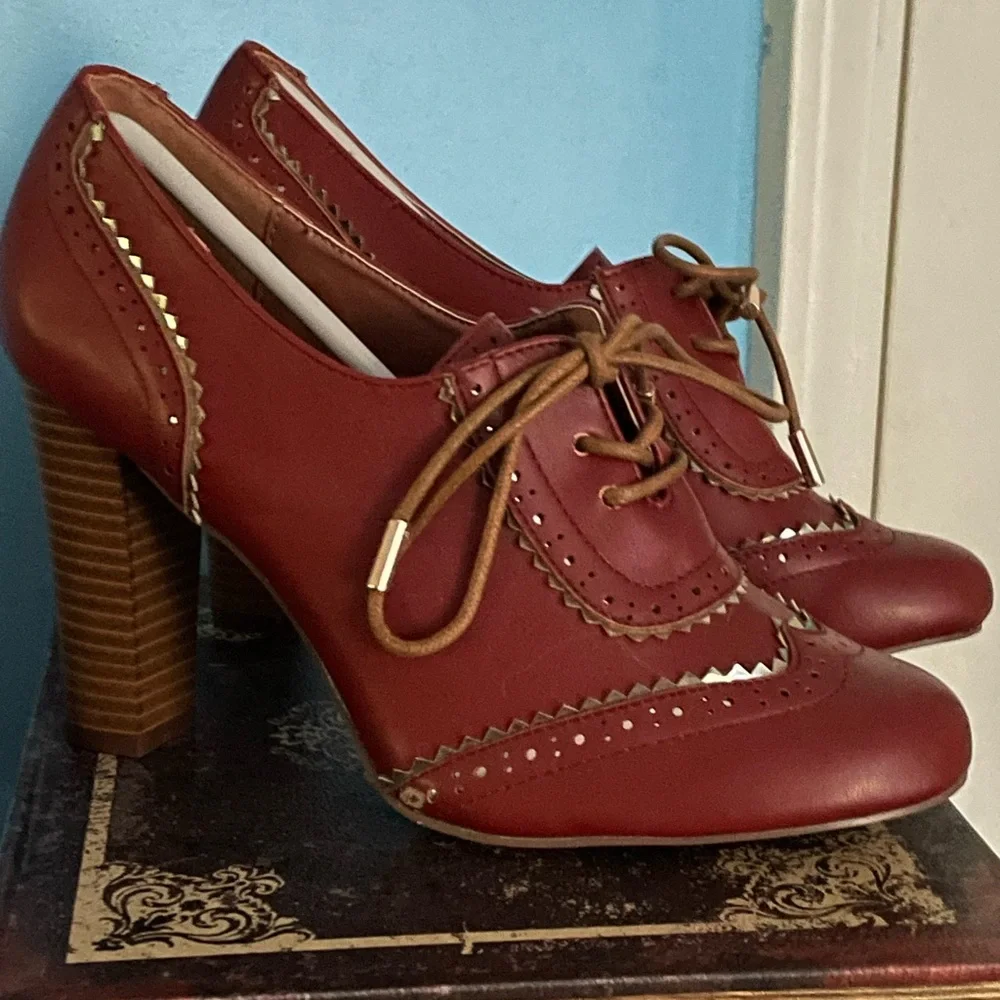Elegant Red Brown Heeled Oxfords - Picture 2 of 3